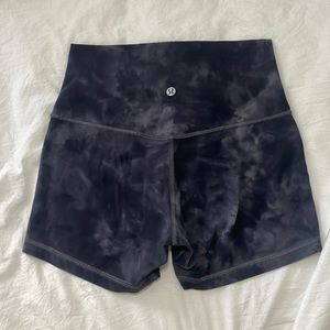 Lulu Lemon diamon dye size 6 4’ length shorts